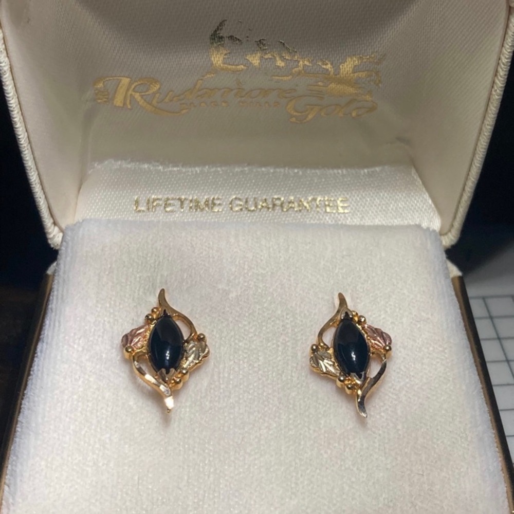 NIB Rushmore Gold Co. RGC Solid 10kt & Onyx Earrings !! 2.25 Grams !! - Picture 3 of 5